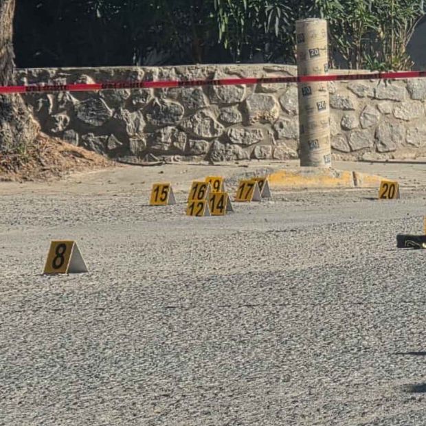 Sujetos armados disparan contra dos hombres